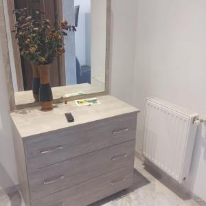 - une commode avec un miroir au-dessus dans l'établissement S1 Chat Mariem Vue Mer, à Hammam Sousse