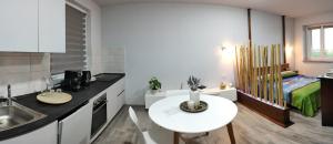 eine Küche mit einem weißen Tisch im Zimmer in der Unterkunft Casa La Primavera in SantʼAlbano Stura + 5 Fotos