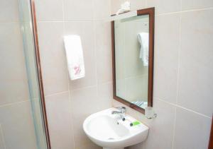 Bathroom sa Red Ruby Hotel