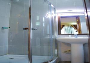 Bathroom sa Red Ruby Hotel
