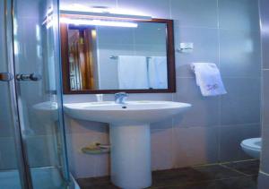 Bathroom sa Red Ruby Hotel
