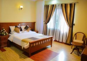 Kama o mga kama sa kuwarto sa Red Ruby Hotel
