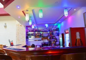 Lounge o bar area sa Red Ruby Hotel