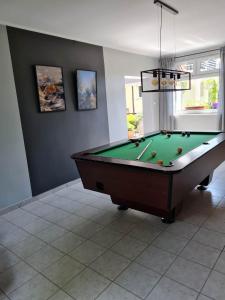een biljartkamer met een pooltafel in een kamer bij Apartament w Domu Wypoczynkowym Zacisze in Stegna