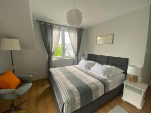 een slaapkamer met een bed en een raam bij Apartament w Domu Wypoczynkowym Zacisze in Stegna +12 foto's