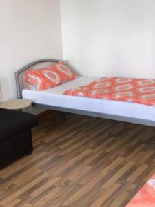 a bed with two pillows on it in a room at TOP 2 Zimmer Apartment Mainz-Lerchenberg - nähe Mainz, Wiesbaden, Frankfurt, Alzey in Mainz