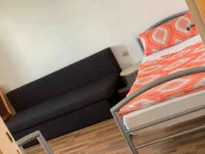 a bedroom with a bed with a black bed frame at TOP 2 Zimmer Apartment Mainz-Lerchenberg - nähe Mainz, Wiesbaden, Frankfurt, Alzey in Mainz