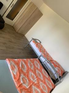 a pair of beds sitting on top of a room at TOP 2 Zimmer Apartment Mainz-Lerchenberg - nähe Mainz, Wiesbaden, Frankfurt, Alzey in Mainz +1 photo