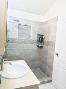 Uma casa de banho em Caribbean Charm 2BR with Stunning Sea Views