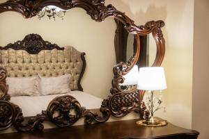 Un pat sau paturi într-o cameră la Central Luxury Antique Apartment