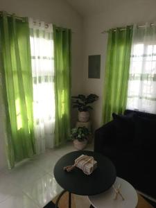 Uma cama ou camas num quarto em Caribbean Charm 2BR with Stunning Sea Views