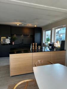 een keuken met een witte tafel en een aanrecht bij Lovely home in maritime surroundings near Stavanger in Stavanger
