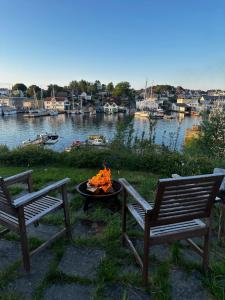 twee banken en een vuurplaats naast een waterpartij bij Lovely home in maritime surroundings near Stavanger in Stavanger +9 foto's