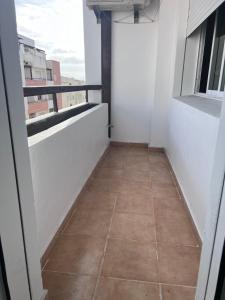 丹吉尔Complexe safae的走廊铺有瓷砖地板,设有阳台。