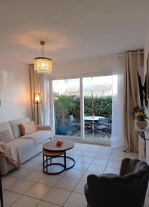 Χώρος καθιστικού στο T3 rez-de-chaussée lumineux avec terrasse proche plage
