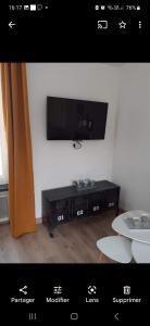 TV a/nebo společenská místnost v ubytování à 2 minutes de la plage