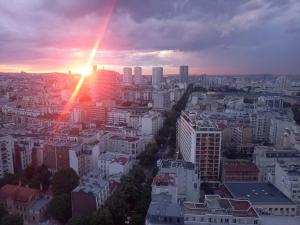 - une vue sur la ville et le coucher du soleil dans l'établissement Vue imprenable sur Paris, à Paris