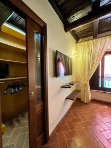 a room with a door and a window with a curtain at AL CARDINALE in Fondi +3 photos