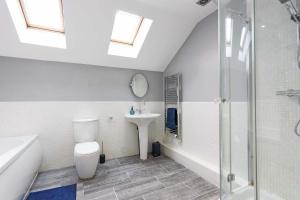 Koupelna v ubytování M1, M62, Free Parking, WiFi, 8 beds, Separate office + 30 fotografií