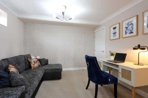 Posezení v ubytování M1, M62, Free Parking, WiFi, 8 beds, Separate office