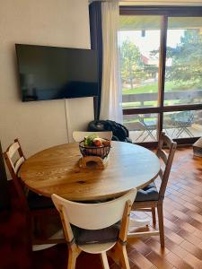 TV a/nebo společenská místnost v ubytování Appartement 4 couchages avec terrasse