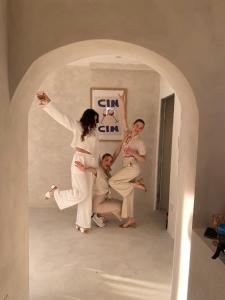 un grupo de personas bailando en un arco en House Joie, en Blaguša