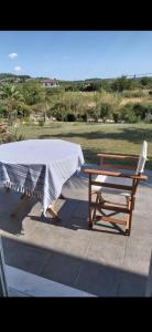 einem Picknicktisch und einer Bank auf einer Terrasse in der Unterkunft Pines Flat in Fourka