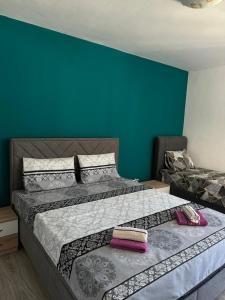 um quarto com uma cama grande com uma parede azul em Highland view em Plužine