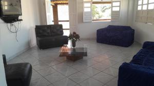 a living room with two couches and a coffee table at Blue House in Lençóis
