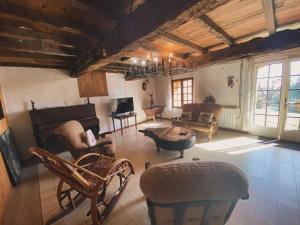 Posezení v ubytování Maison de campagne à Camps-sur-l'Agly avec vue sur lac