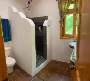 een badkamer met douche, toilet en wastafel bij Peaceful Hideaway in Santa Cruz La Laguna