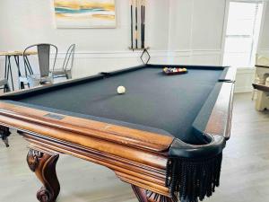 Бильярд в Coastal91 Free Golf Cart Gated Beach Access