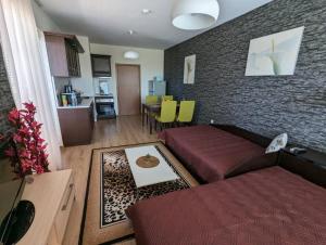 オブゾルにあるApartment Sunriseのソファとテーブルのあるリビングルーム