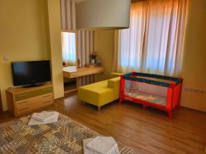 オブゾルにあるApartment Sunriseのリビングルーム(黄色のソファ、テレビ付)
