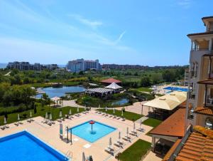 オブゾルにあるApartment Sunriseのリゾートのプールの空からの景色を望めます。