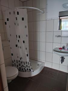 łazienka z prysznicem, toaletą i umywalką w obiekcie Pokoje i Apartamenty u Anny w mieście Mikołajki