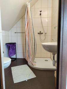 łazienka z prysznicem i umywalką w obiekcie Pokoje i Apartamenty u Anny w mieście Mikołajki +24 zdjęcia