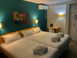 Voodi või voodid majutusasutuse The Originals City, Hôtel Éclipse, Lyon Est toas