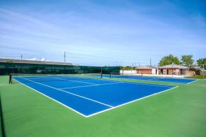 un campo da tennis con due campi da tennis di Captains Quarters 3 Comm Pools Pet Friendly a Destin
