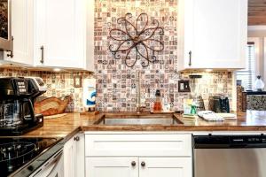 Cucina o angolo cottura di Captains Quarters 3 Comm Pools Pet Friendly