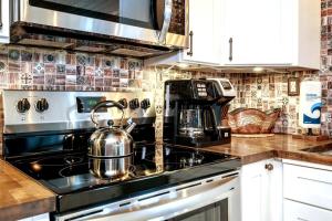 Cucina o angolo cottura di Captains Quarters 3 Comm Pools Pet Friendly