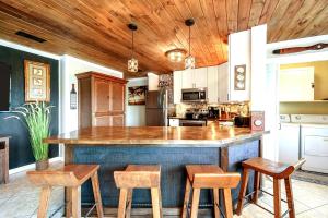 Cucina o angolo cottura di Captains Quarters 3 Comm Pools Pet Friendly