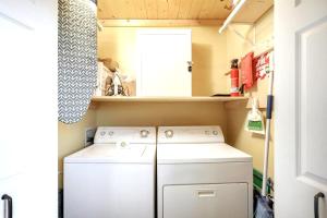 Cucina o angolo cottura di Captains Quarters 3 Comm Pools Pet Friendly