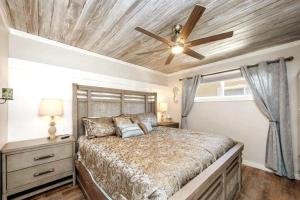 Letto o letti in una camera di Captains Quarters 3 Comm Pools Pet Friendly