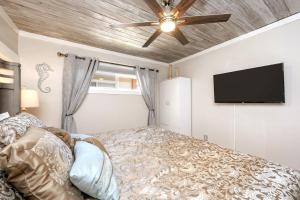 TV o dispositivi per l'intrattenimento presso Captains Quarters 3 Comm Pools Pet Friendly