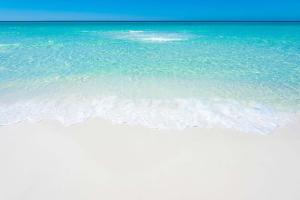 una playa de arena con vistas al océano en Sandy Pearl Lake View 3 Pools Central Destin, en Destin