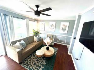 una sala de estar con un sofá y una mesa en Sandy Pearl Lake View 3 Pools Central Destin, en Destin 42 fotos más