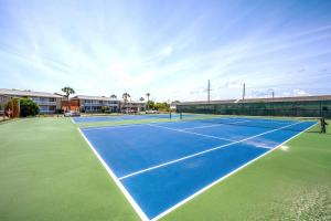 Tenis a/nebo squash v ubytování So Fire So Good 3 Comm Pools LakeView Fireplace nebo okolí