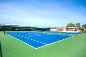 Tenis a/nebo squash v ubytování So Fire So Good 3 Comm Pools LakeView Fireplace nebo okolí