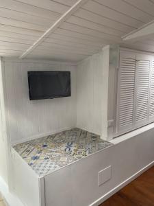 Habitación con pared, TV y suelo. en Delizioso Monolocale mansardato, en Viareggio